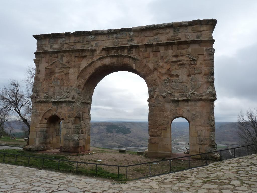 Hostal Nicolas Medinaceli Luaran gambar